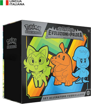 Pokémon 185-60338 Pikachu Elite Trainer Set from the Scarlet and Purple Expansion - Paldea Developments TCG (9 Expansion Packs and Premium Accessories), Italian Edition, Multi-Colour
